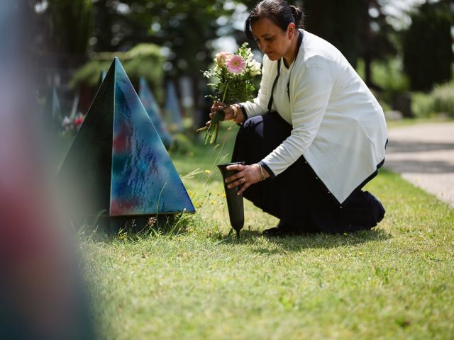 moscowa-begraafplaats-crematorium-islamitische-dame-legt-bloemen 01